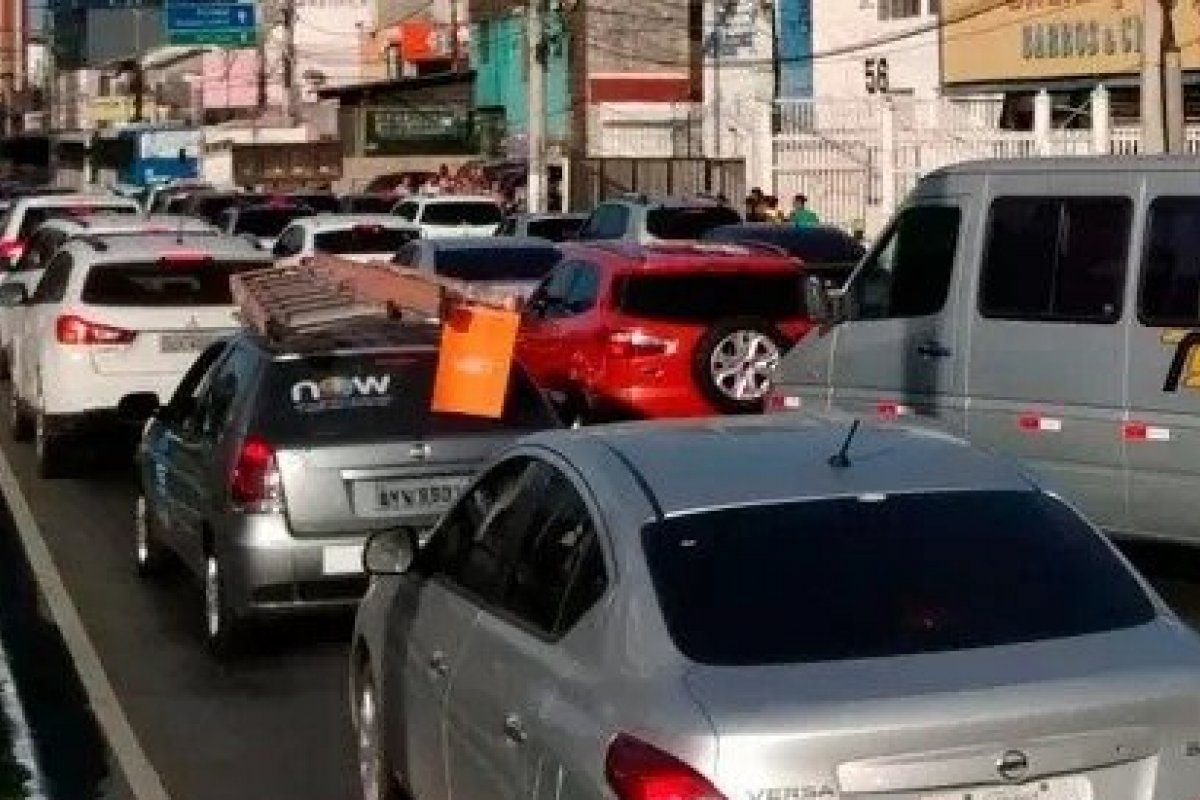 Atos políticos causam congestionamento em vias da Cidade Baixa, em Salvador 