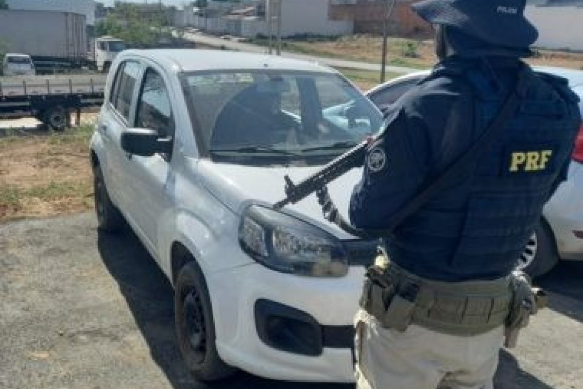Idoso de 60 anos é preso com carro roubado em rodovia no oeste da Bahia