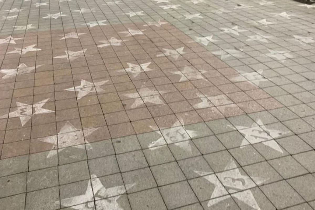 Vídeo: Grupo é flagrado pichando calçada do Farol da Barra com estrelas do PT