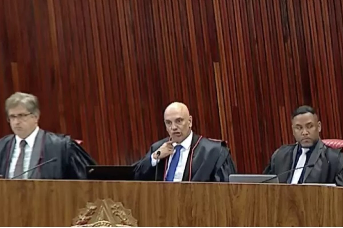 Lewandowski nega pedido de Bolsonaro para declarar Moraes suspeito após gesto de degola