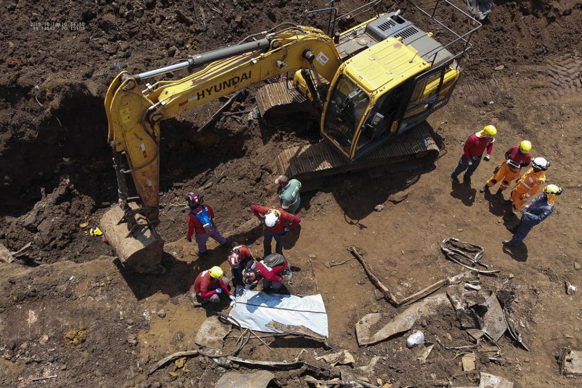 Bombeiros encontram mais um corpo, vítima da tragédia de Brumadinho