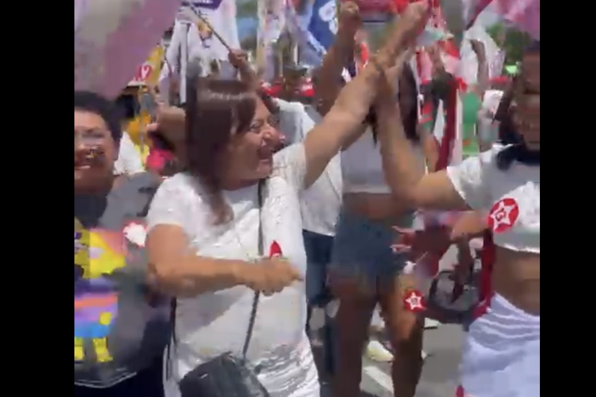 Vídeo: Alice Portugal (PCdoB) é furtada durante carreata de Lula em Salvador