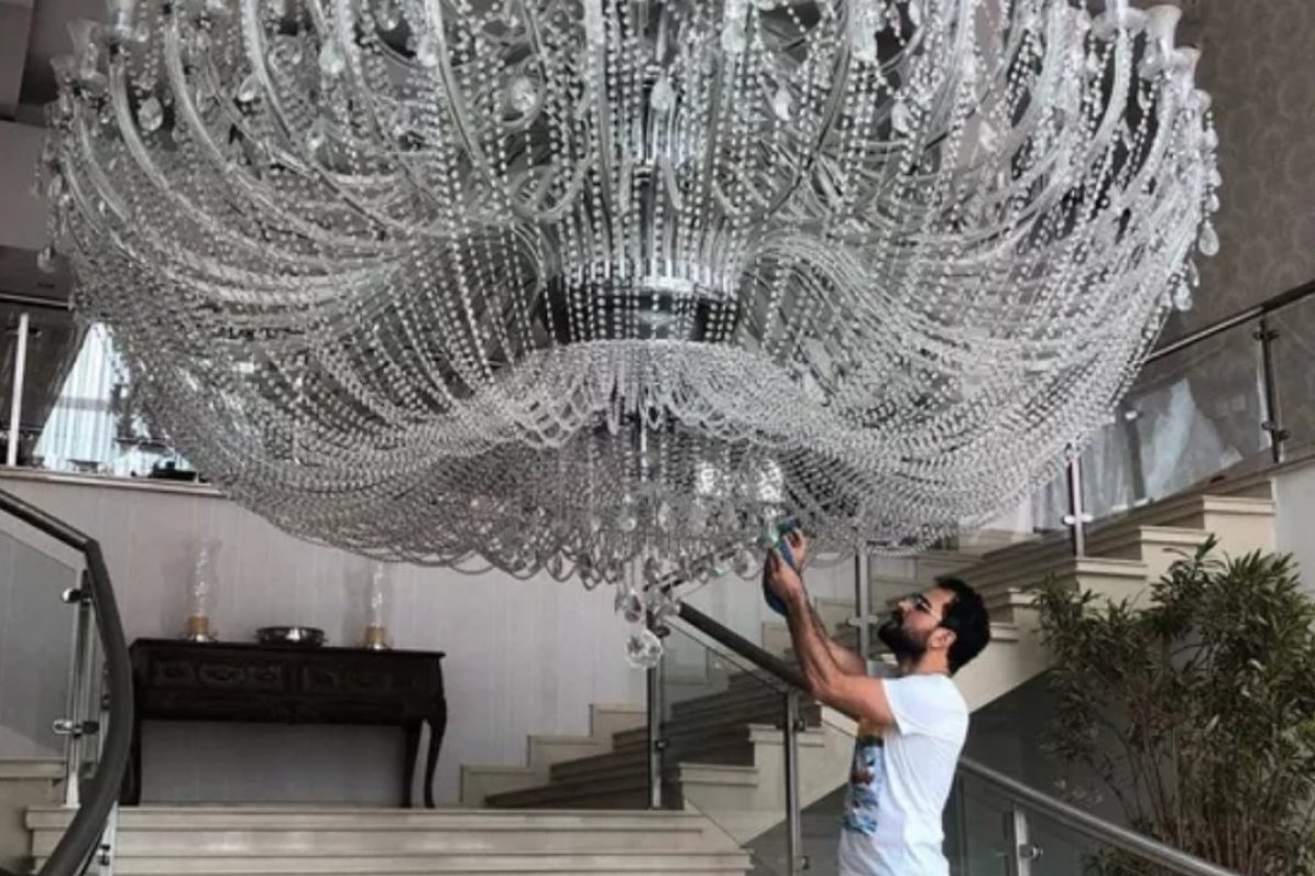 Luciano Camargo mostra lustre de sua mansão e tamanho impressiona