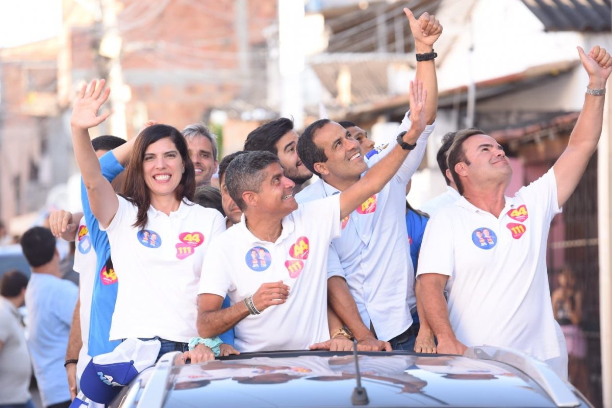 Em caminhada na Cidade Baixa, em Salvador, Neto diz que vencerá em 1° turno