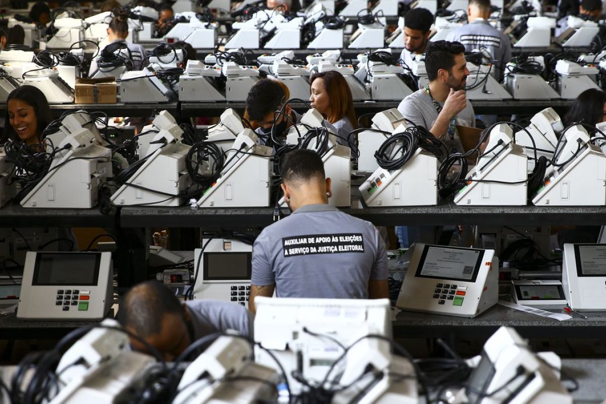 Votos brancos e nulos são descartados durante apuração, aponta TSE