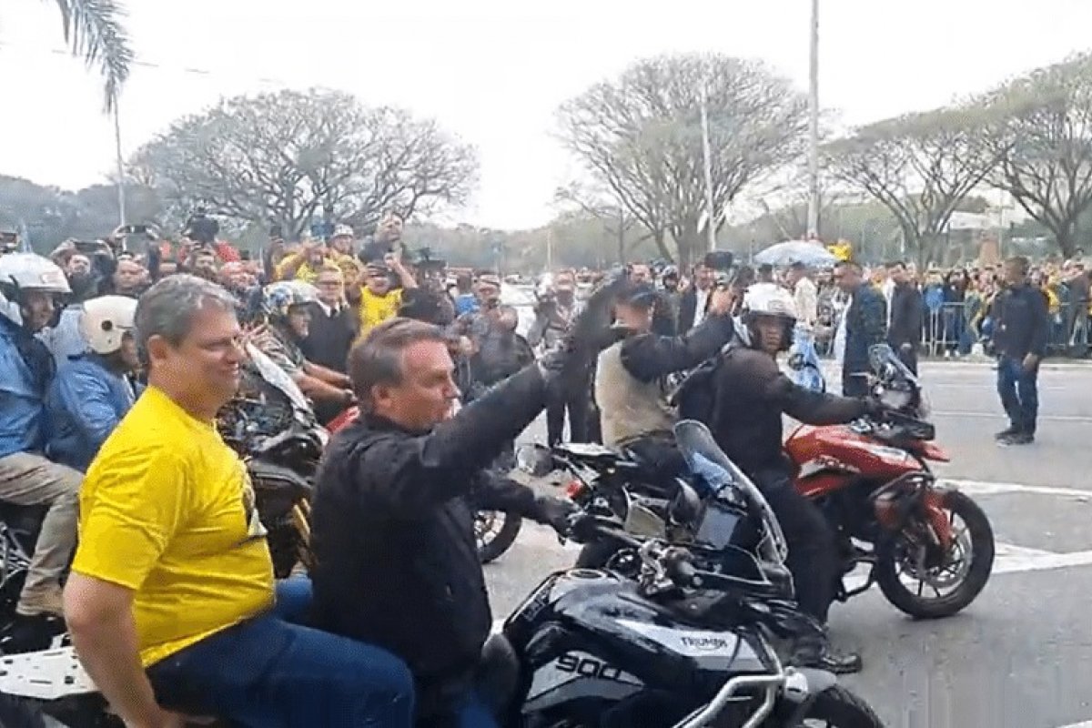 "Não tem como não termos 60% dos votos", diz Bolsonaro, após motociata em São Paulo