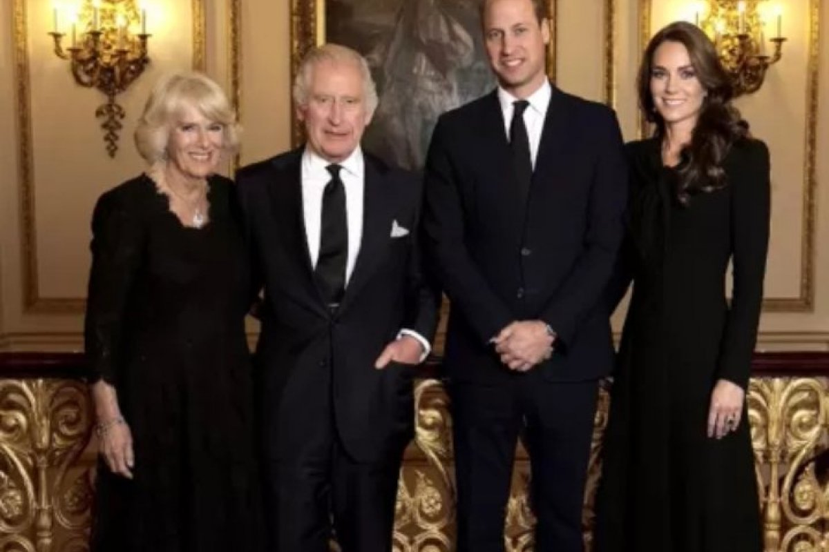 Confira a primeira foto oficial de Charles e Camila como rei e rainha consorte!
