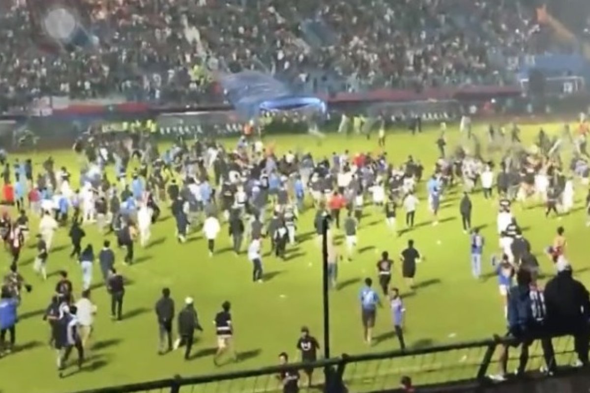 Número de mortos em estádio na Indonésia sobe para 174 após partida de futebol