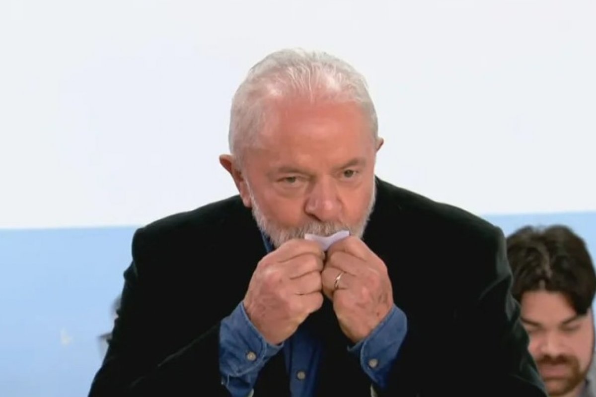 Lula vota em São Bernardo do Campo na companhia de Alckmin