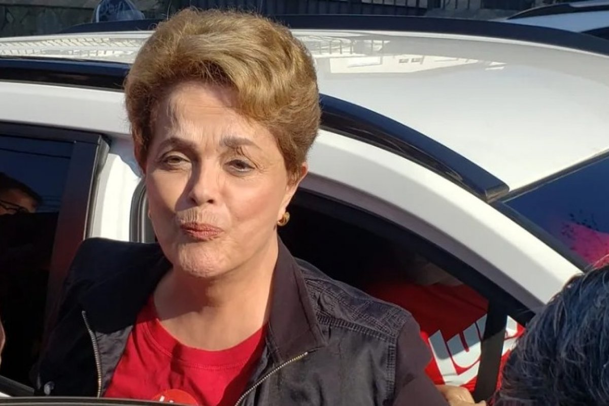 Ex-presidente Dilma Rousseff vota em Belo Horizonte
