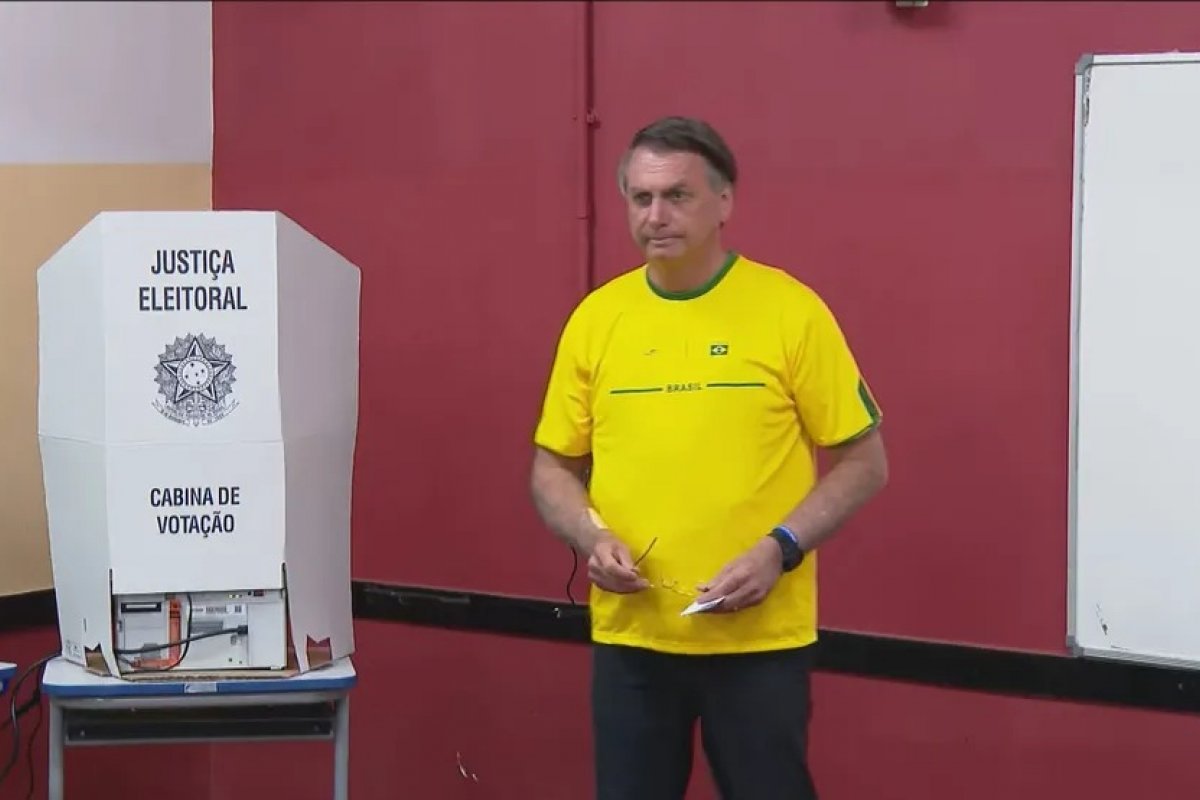 Vídeo: Bolsonaro vota na Vila Militar, no Rio