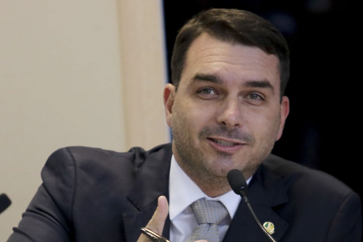 "População vai votar igual ao Neymar ou ao Marcola”, diz Flávio Bolsonaro