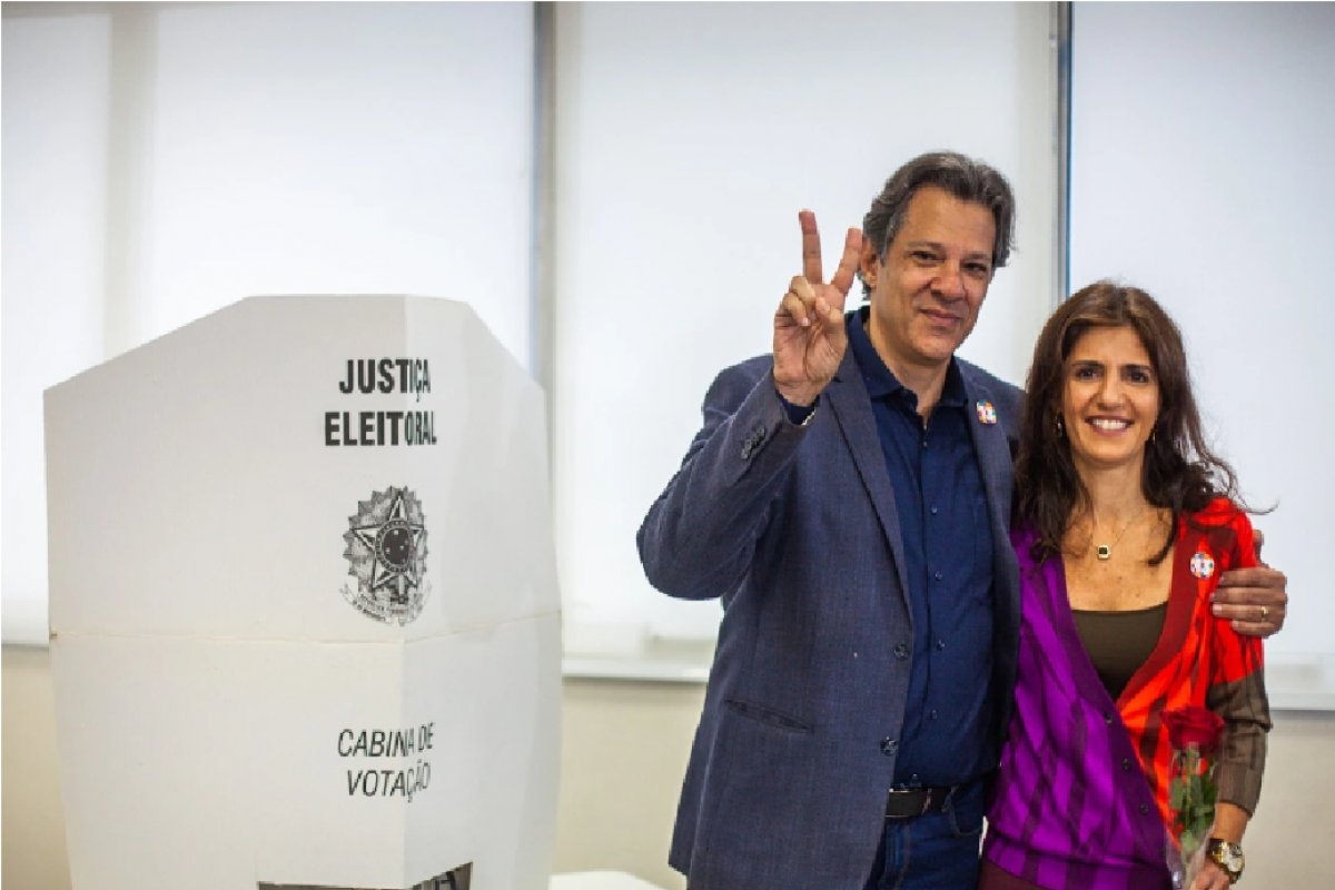 Vídeo: mesária se recusa a cumprimentar Haddad em seção eleitoral