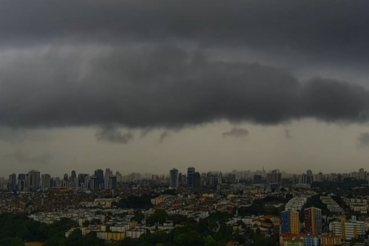 Marinha emite alerta de ressaca com ondas de até 5 metros no litoral