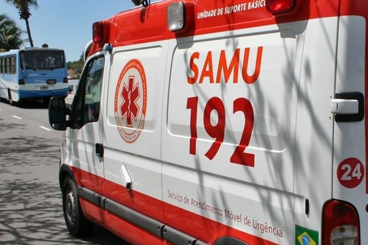 Filha chega da igreja com amigos e mãe os expulsa com machado