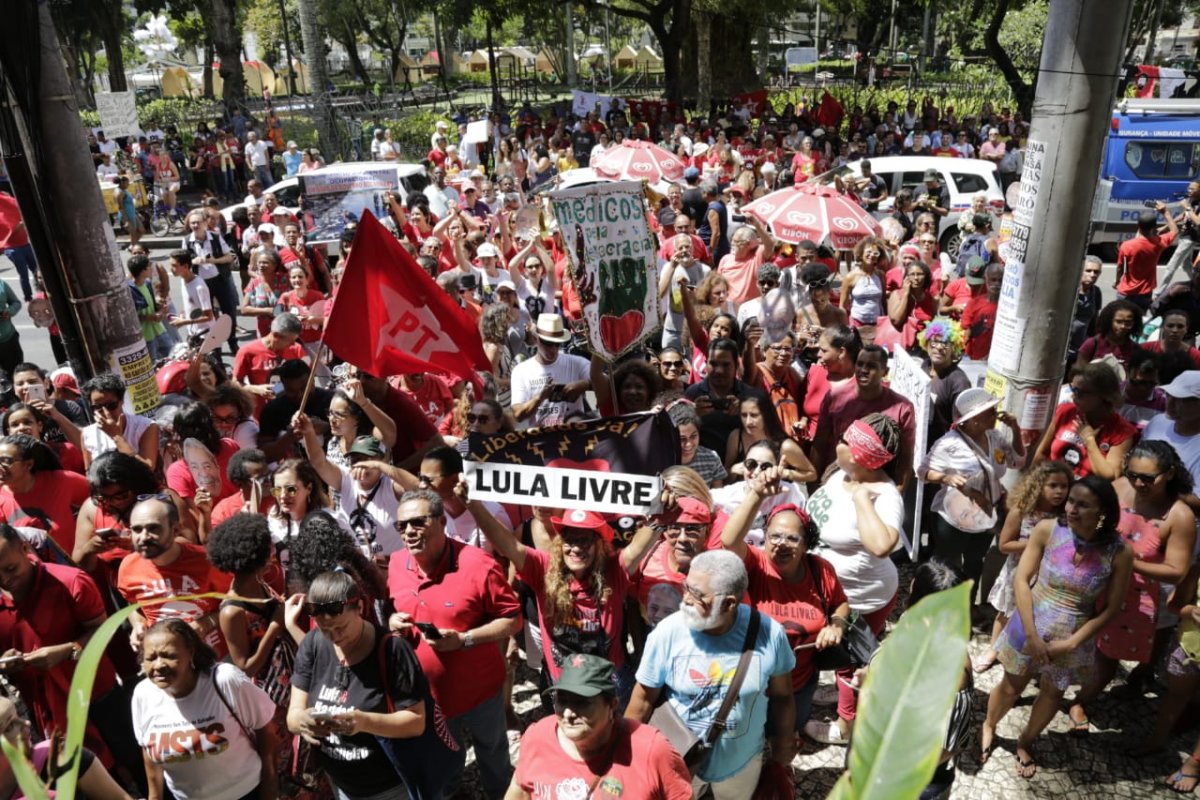 Na frente do hotel wish em Salvador, militantes do PT esperam o ex presidente Lula