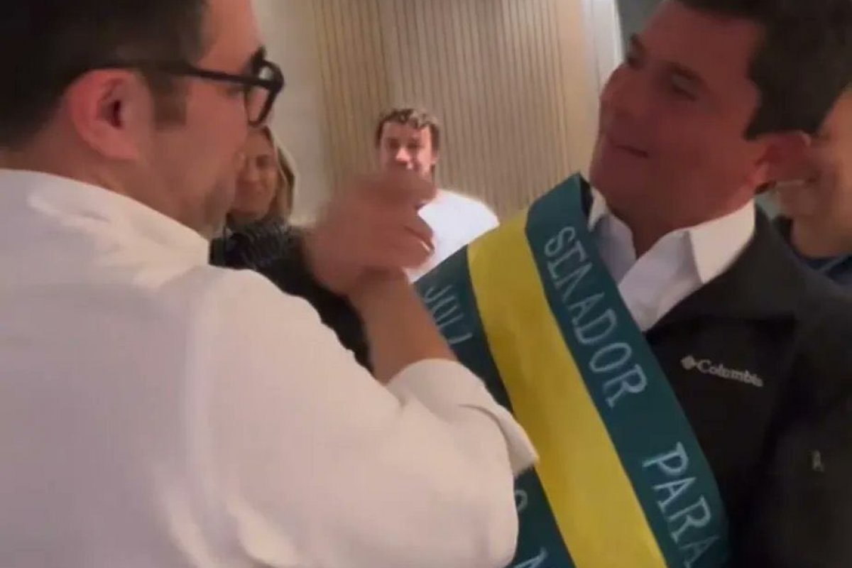 Moro veste "faixa presidencial" ao comemorar vitória no Senado