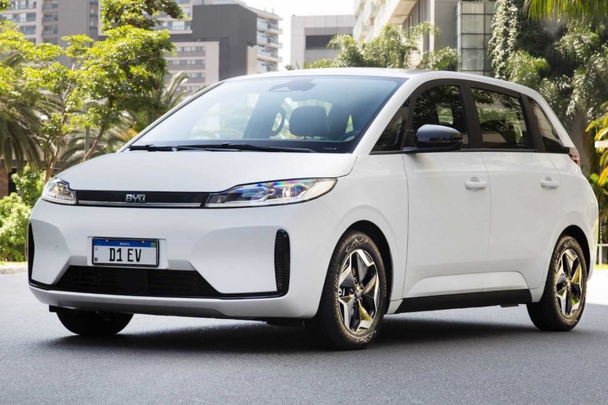 BYD entrega primeira unidade da minivan D1 no país