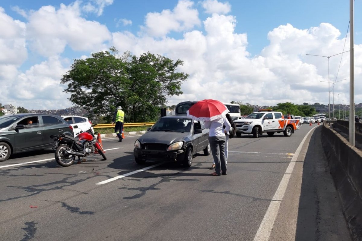 Acidente envolvendo três veículos deixa ferido e trânsito lento na BR-324