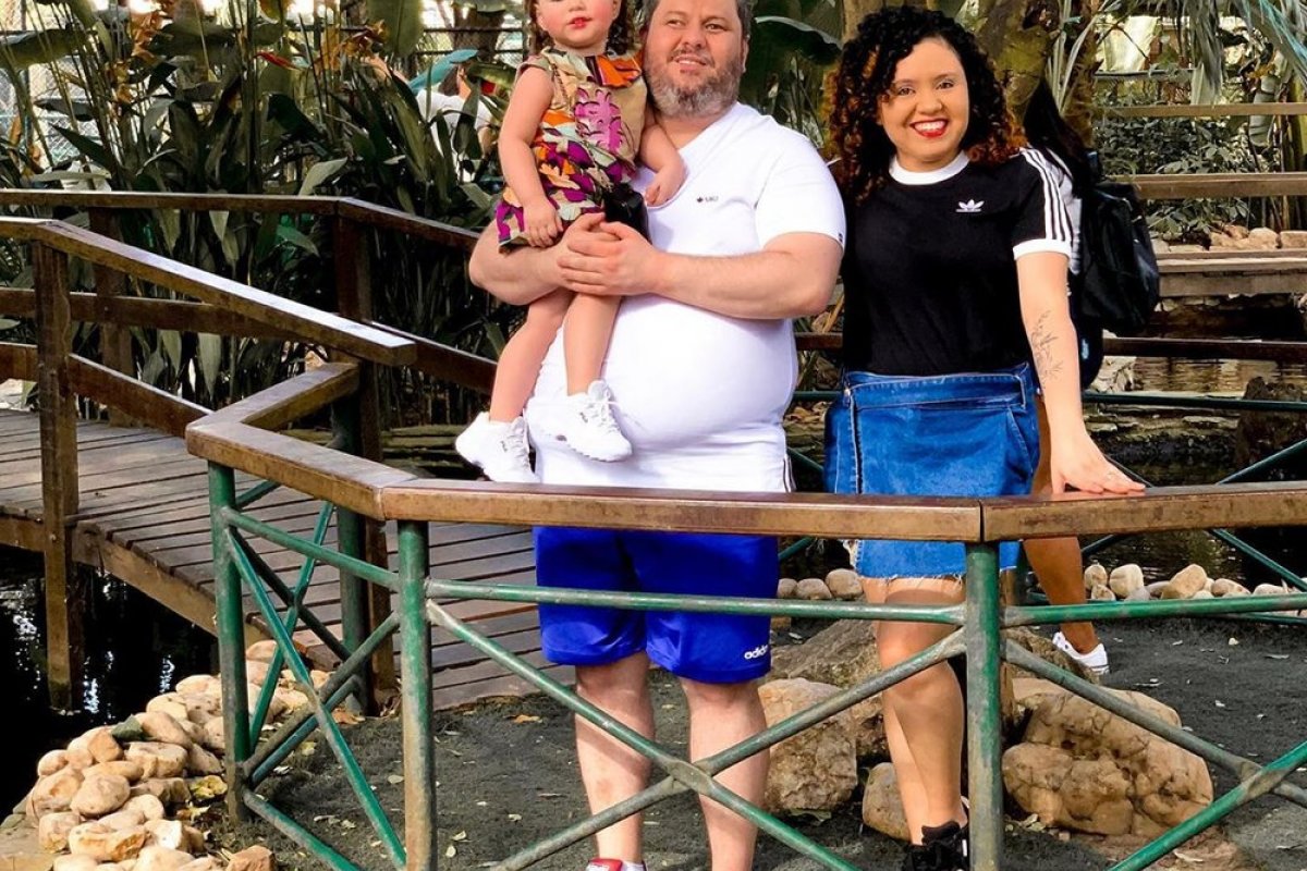 Menina de apenas dois anos ajuda seus pais deficientes nas rotinas diárias