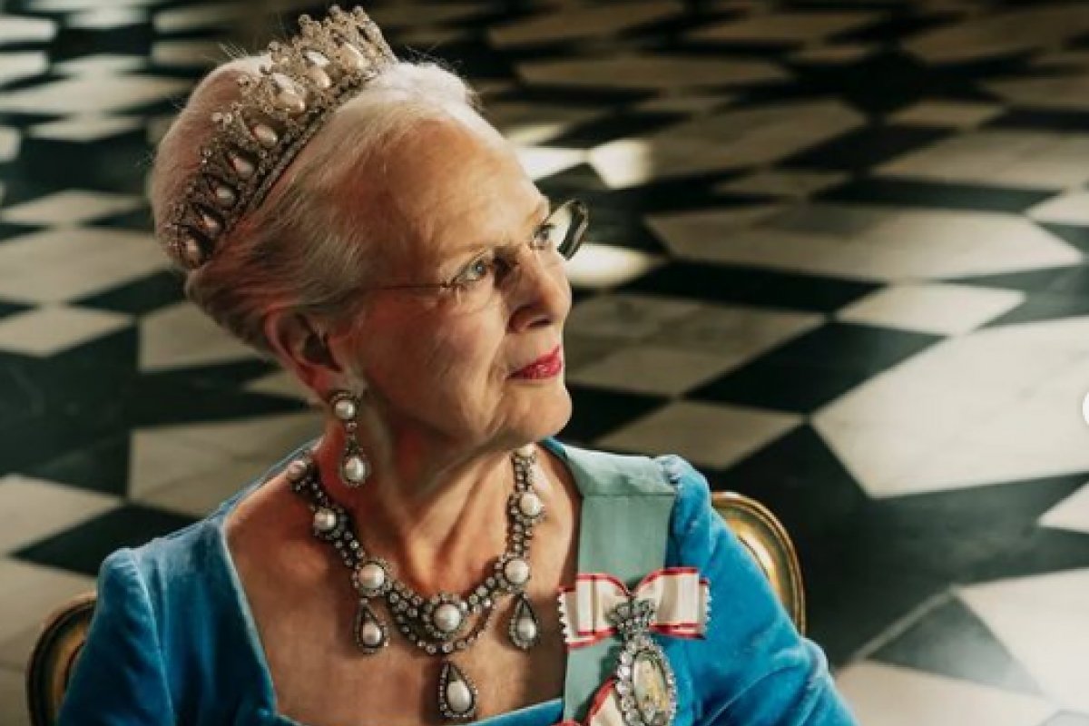 Rainha da Dinamarca pede desculpas por ter destituído netos, mas mantém decisão 