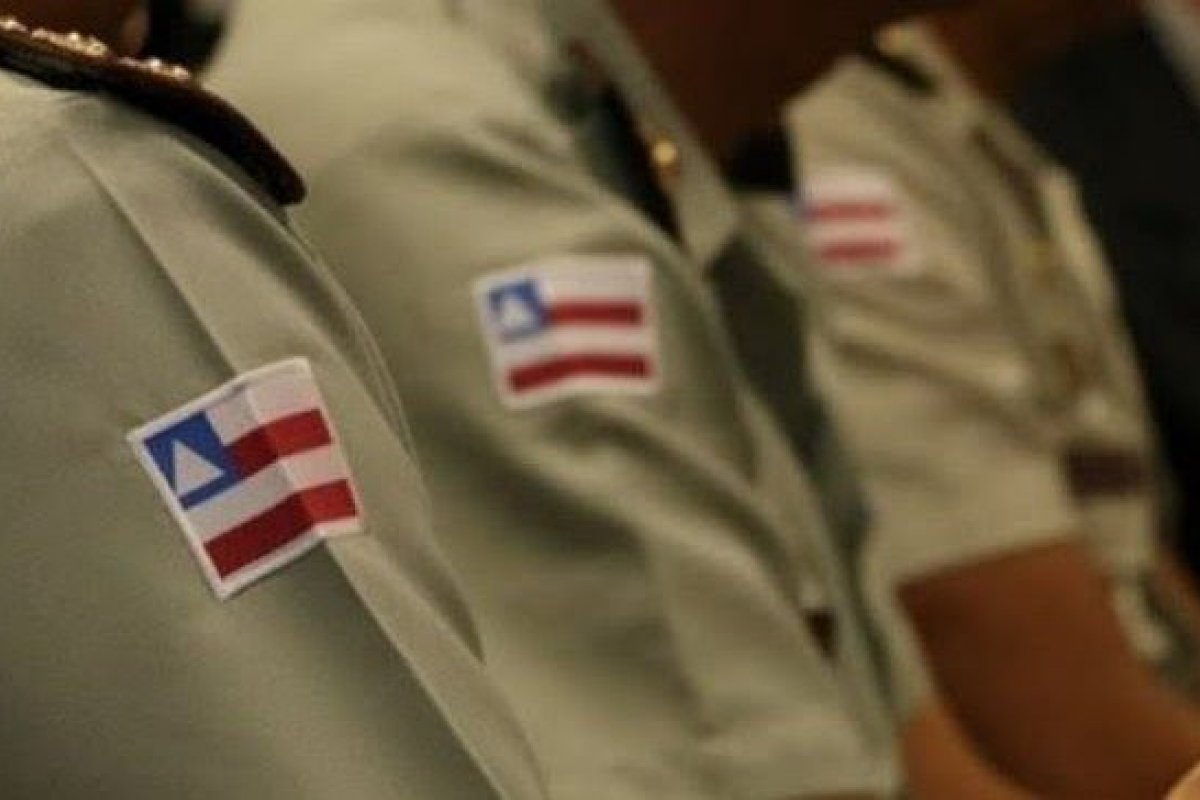 Polícia Militar prende homem com arma falsa na Avenida Jequitaia, em Salvador