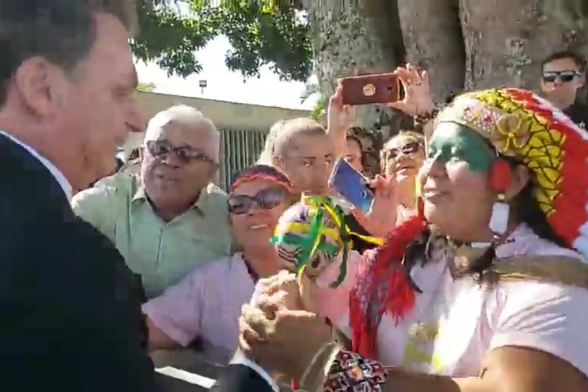 Bolsonaro recebe representantes indígenas e de grupos religiosos na coletiva do Palácio