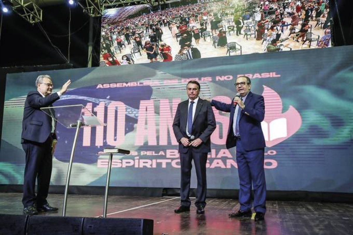 Em visita de Bolsonaro a igreja, pastor pede que fiéis virem votos de nordestinos