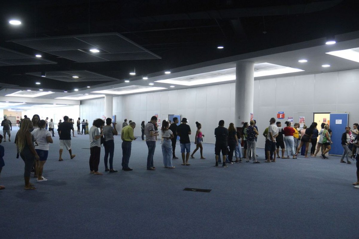 Eleições 2022: problema com filas será resolvido no segundo turno pelo TSE, afirma Moraes