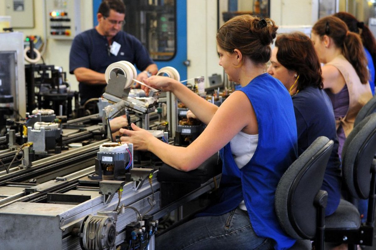 Produção industrial registra queda de 0,6% em agosto, diz IBGE
