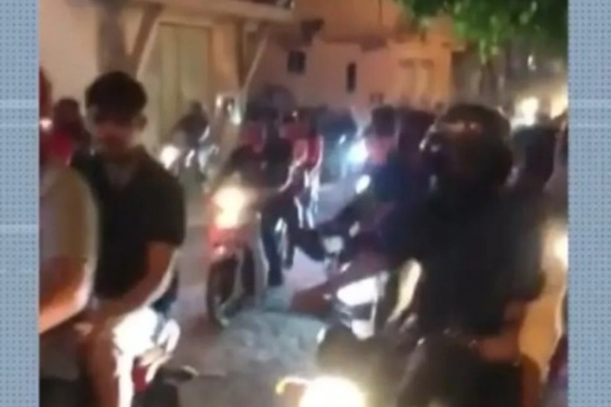 Jovem baleado em carreata política após discussão é transferido para hospital de Salvador