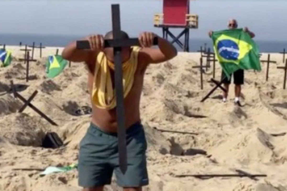 Morre pai de vítima da Covid-19 que viralizou ao recolocar cruzes em protesto no Rio