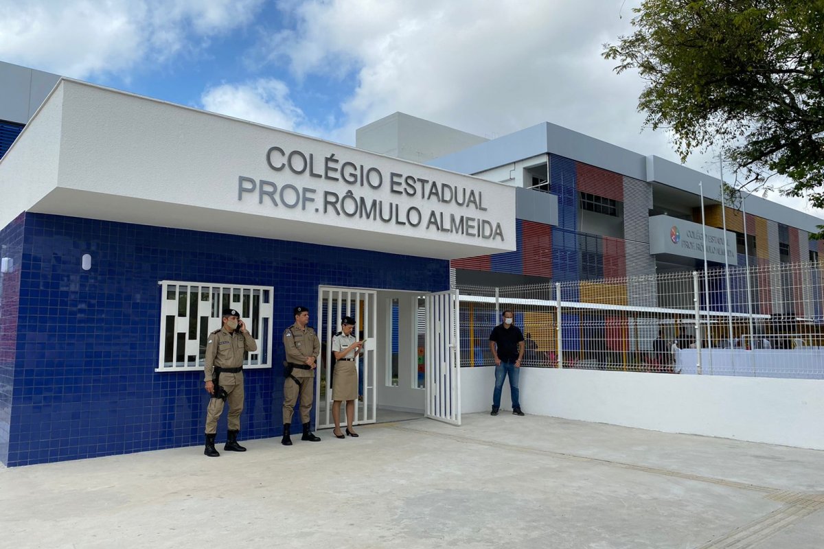 Rui entrega novo colégio em tempo integral no bairro do Imbuí, em Salvador
