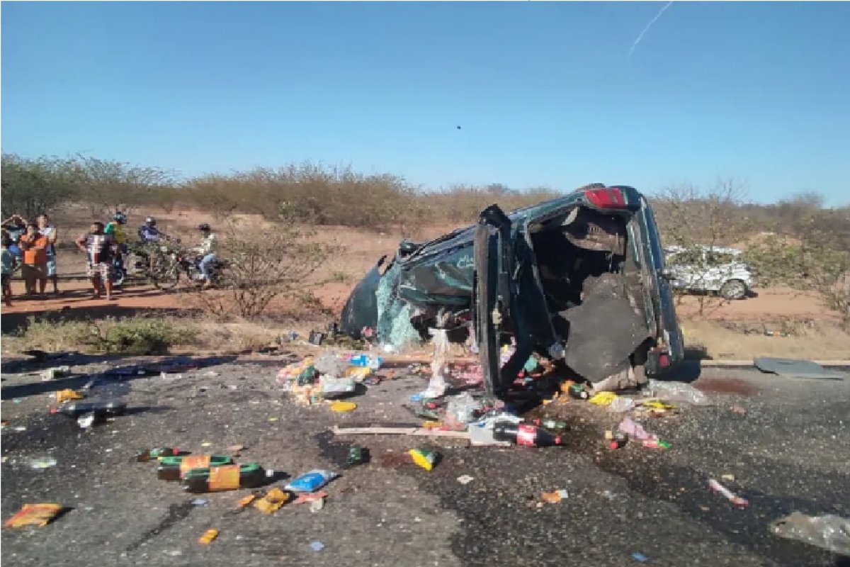 BR-235: casal morre em acidente entre carro e caminhão no norte da Bahia