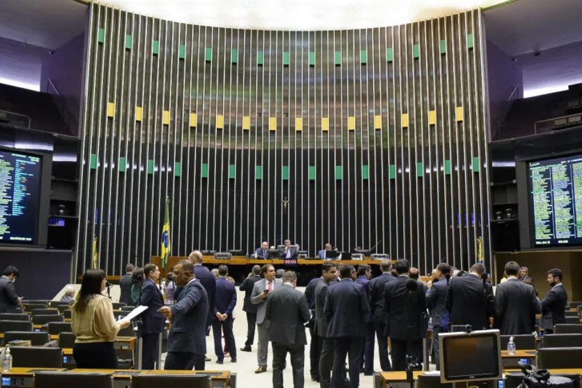 Eleições: número de policiais e militares eleitos na Câmara cresce 35,7% em 2022