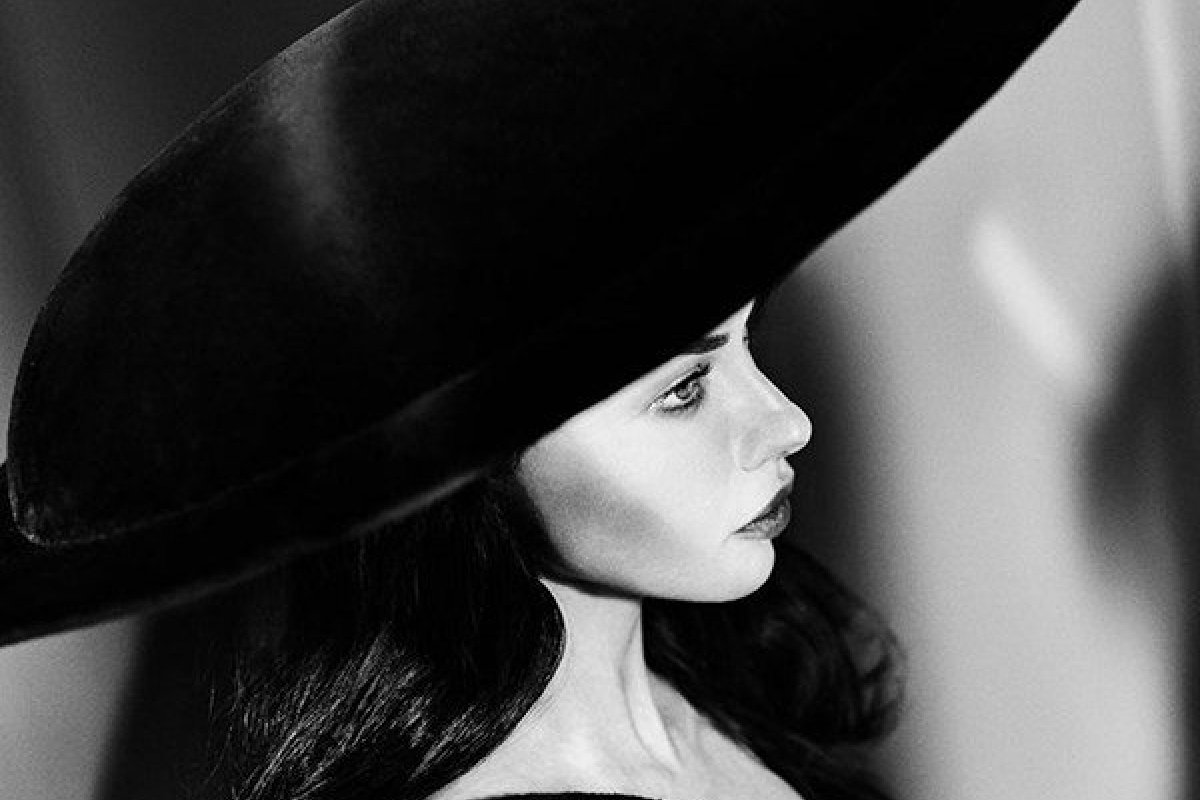 Top baiana Adriana Lima é capa da ‘Vogue Arábia’