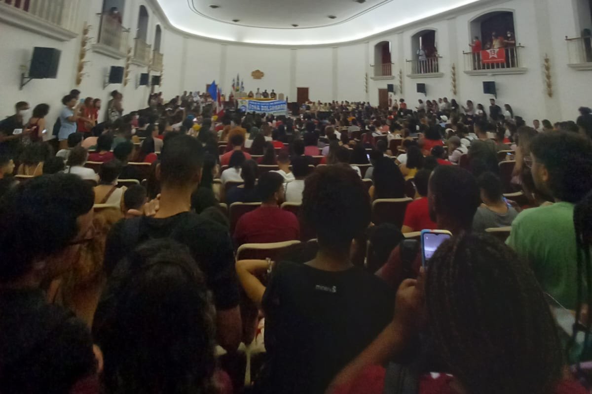 Vídeo: estudantes se reúnem na reitoria da UFBA, em Salvador, em protesto contra Bolsonaro
