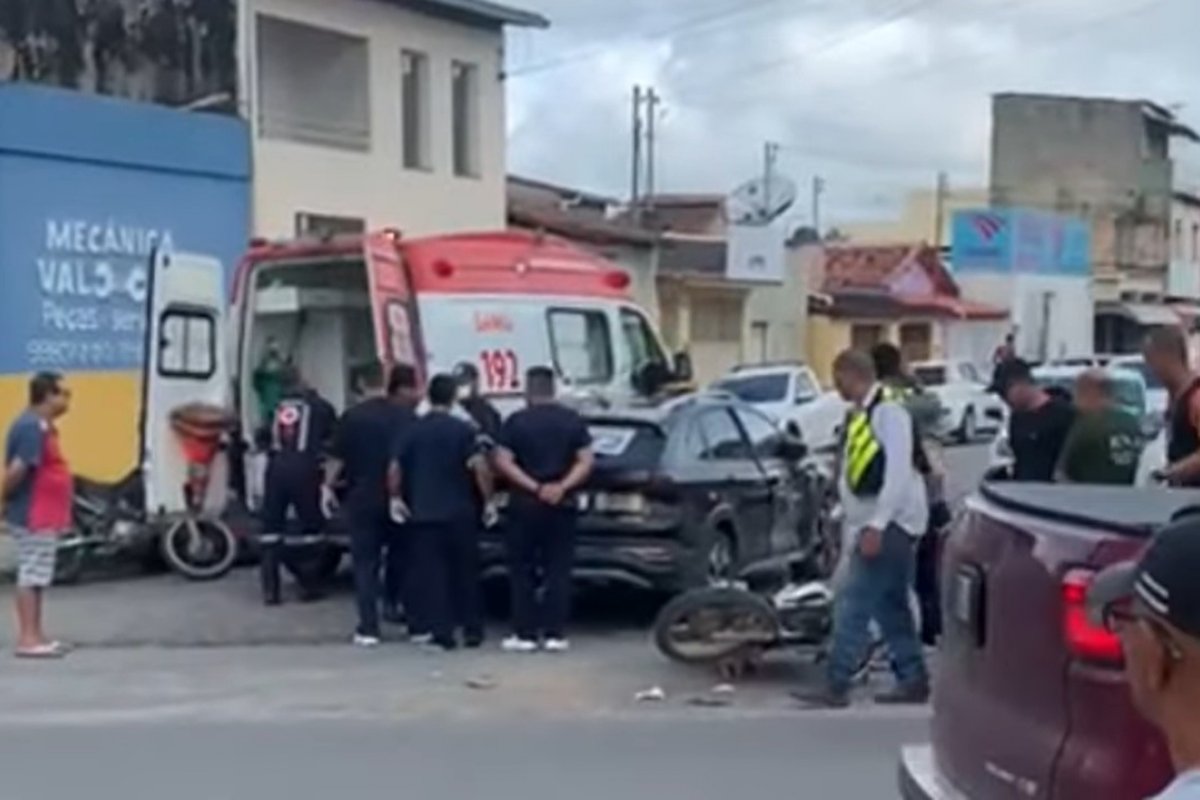 Colisão entre carro e moto deixa homem ferido em Eunápolis, na Bahia