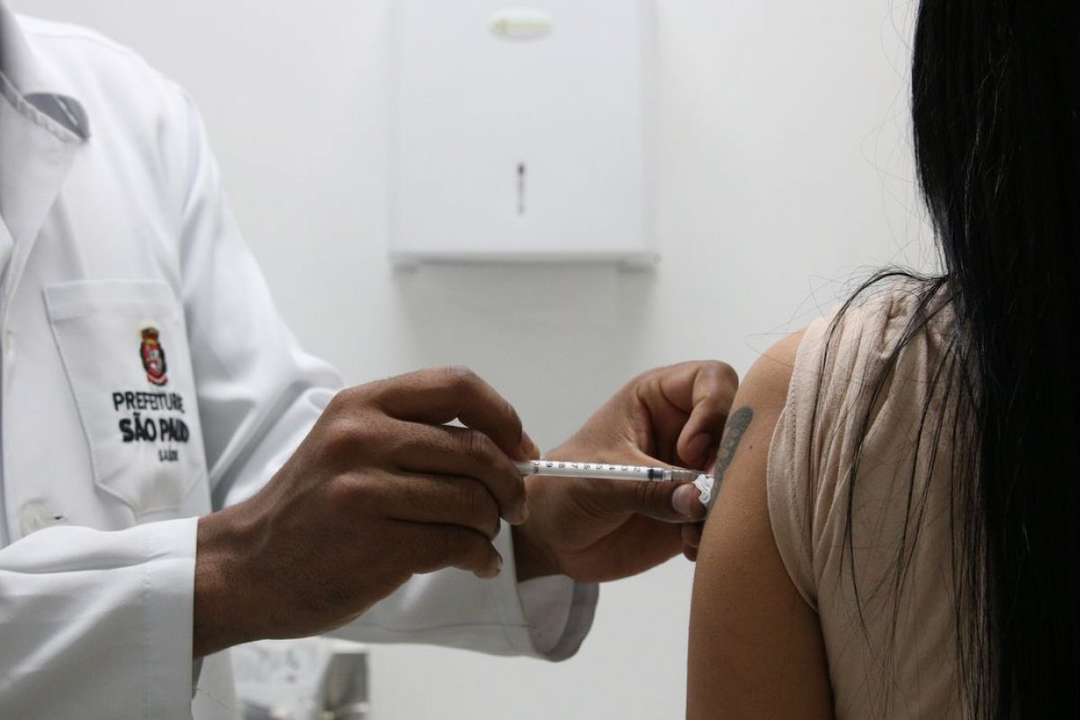 Dose de reforço de vacina diferente contra a Covid-19 protege mais, diz estudo