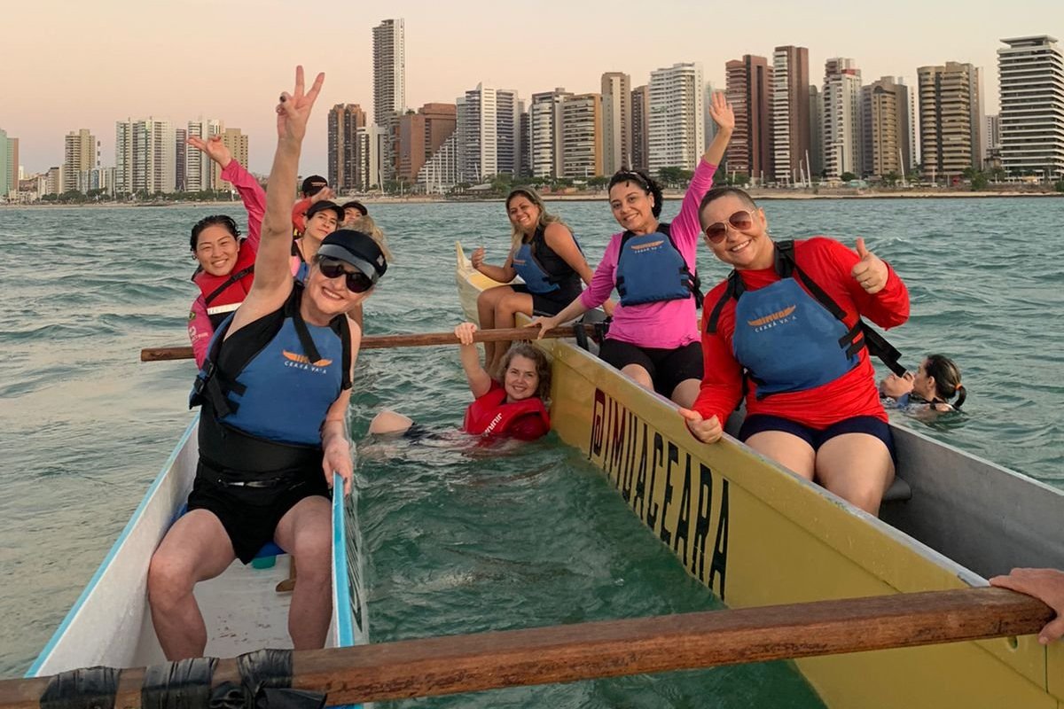 Mulheres que venceram o câncer de mama adotam a prática de canoagem como aliada em sua reabilitação!