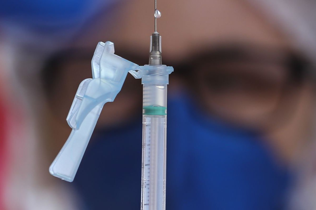 Vacinação contra a Covid-19 segue com pontos fixos e drive-thrus, em Salvador