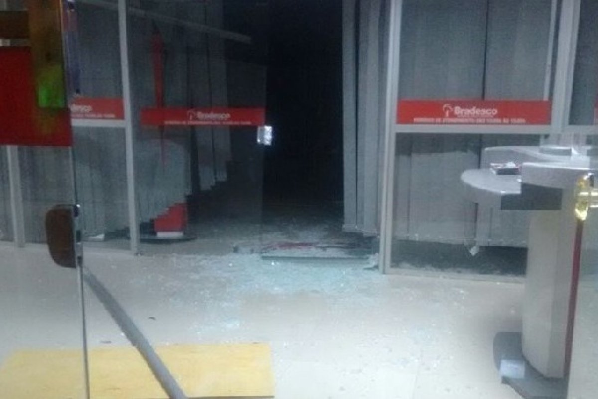 Homens armados explodem três agências bancárias na cidade de Irará