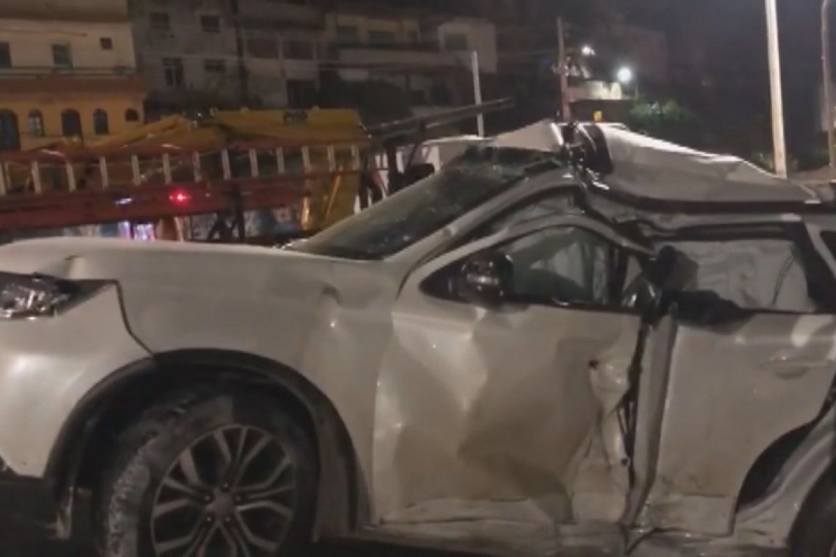 Poste fica atravessado na pista Av. Garibaldi após batida de carro