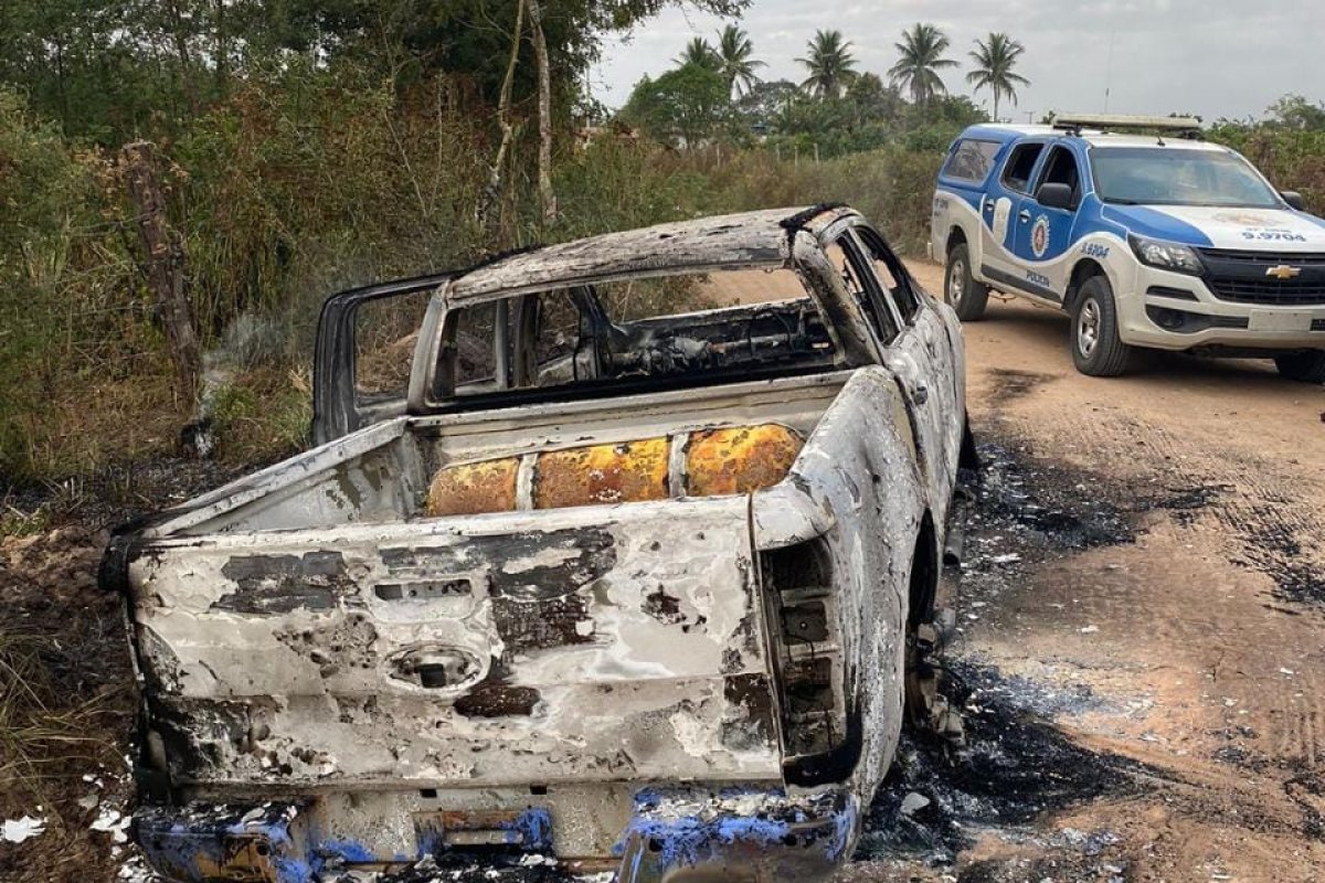 Polícia encontra carros utilizados por criminosos que atacaram bancos na cidade de Irará