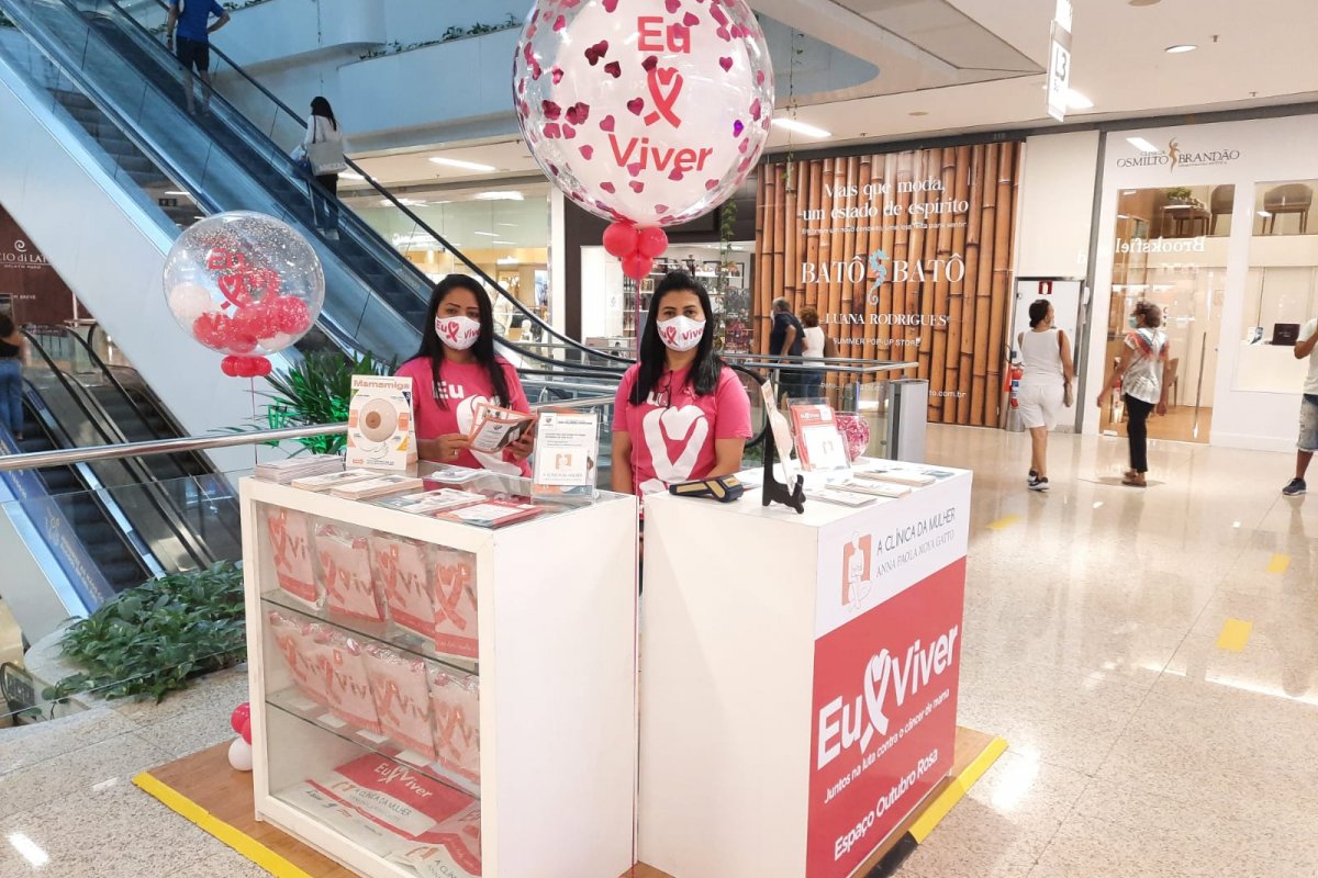 Outubro Rosa: shopping de Salvador recebe stand de autoexame para prevenção ao câncer de mama