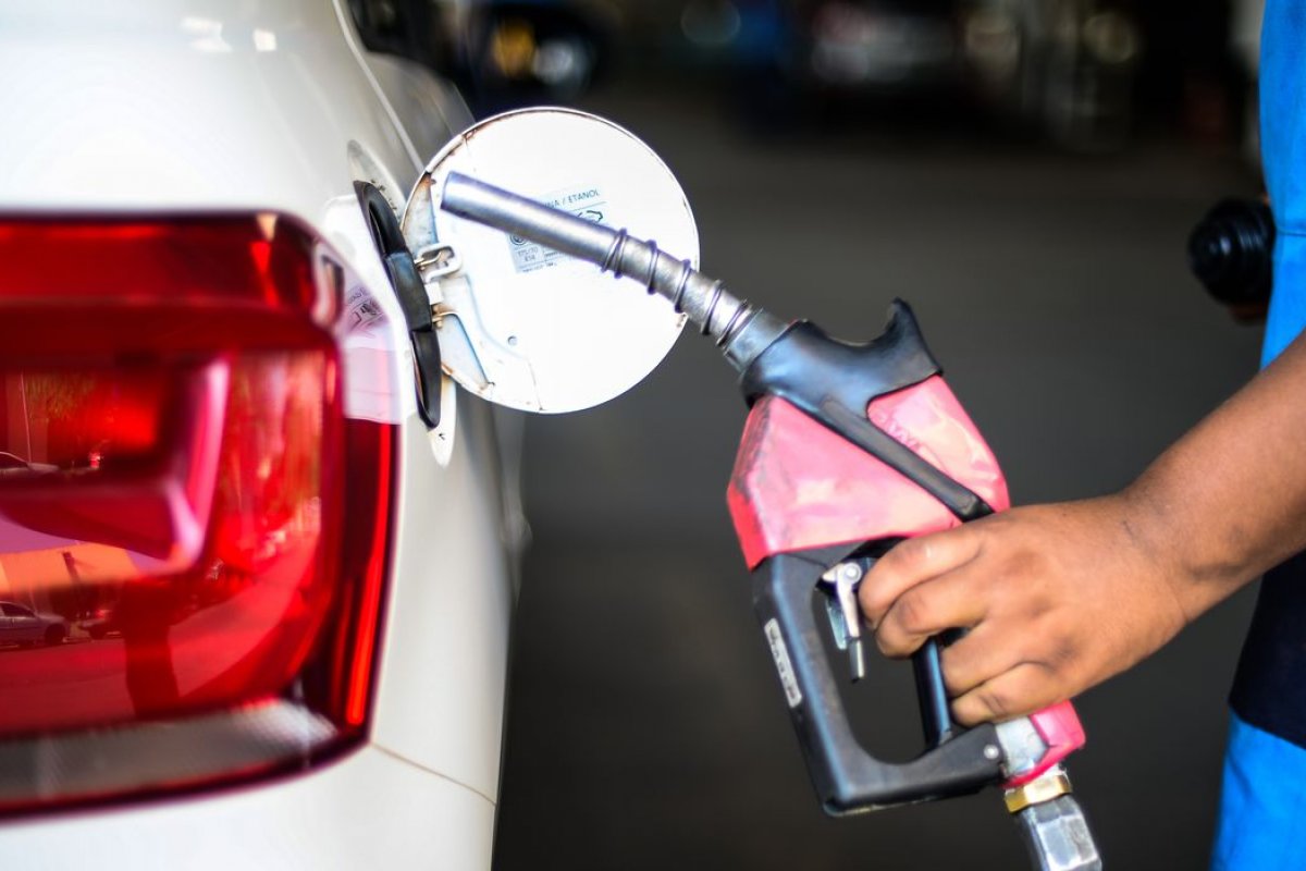 No Brasil, diesel deve subir R$ 0,62 por litro para se alinhar ao mercado internacional, segundo Abicom