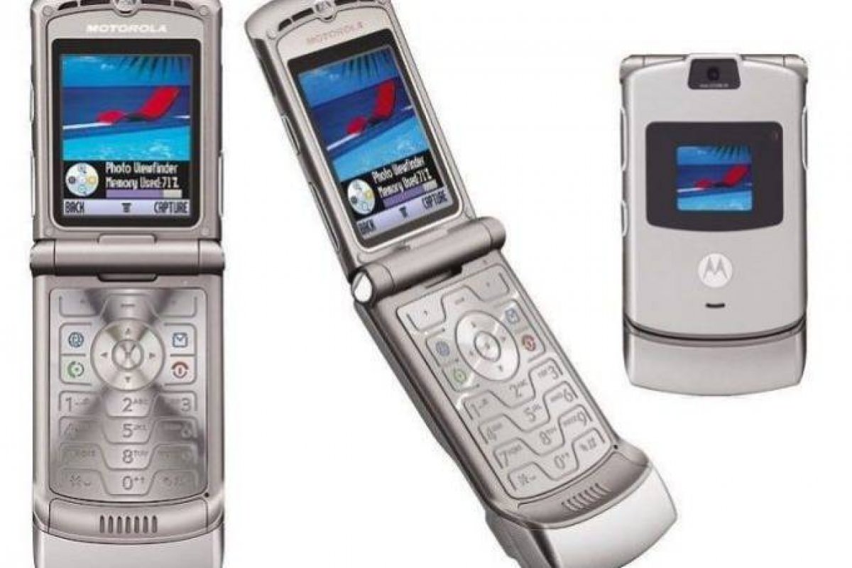 Em homenagem ao aparelho V3, Motorola lança smartphone com tela dobrável
