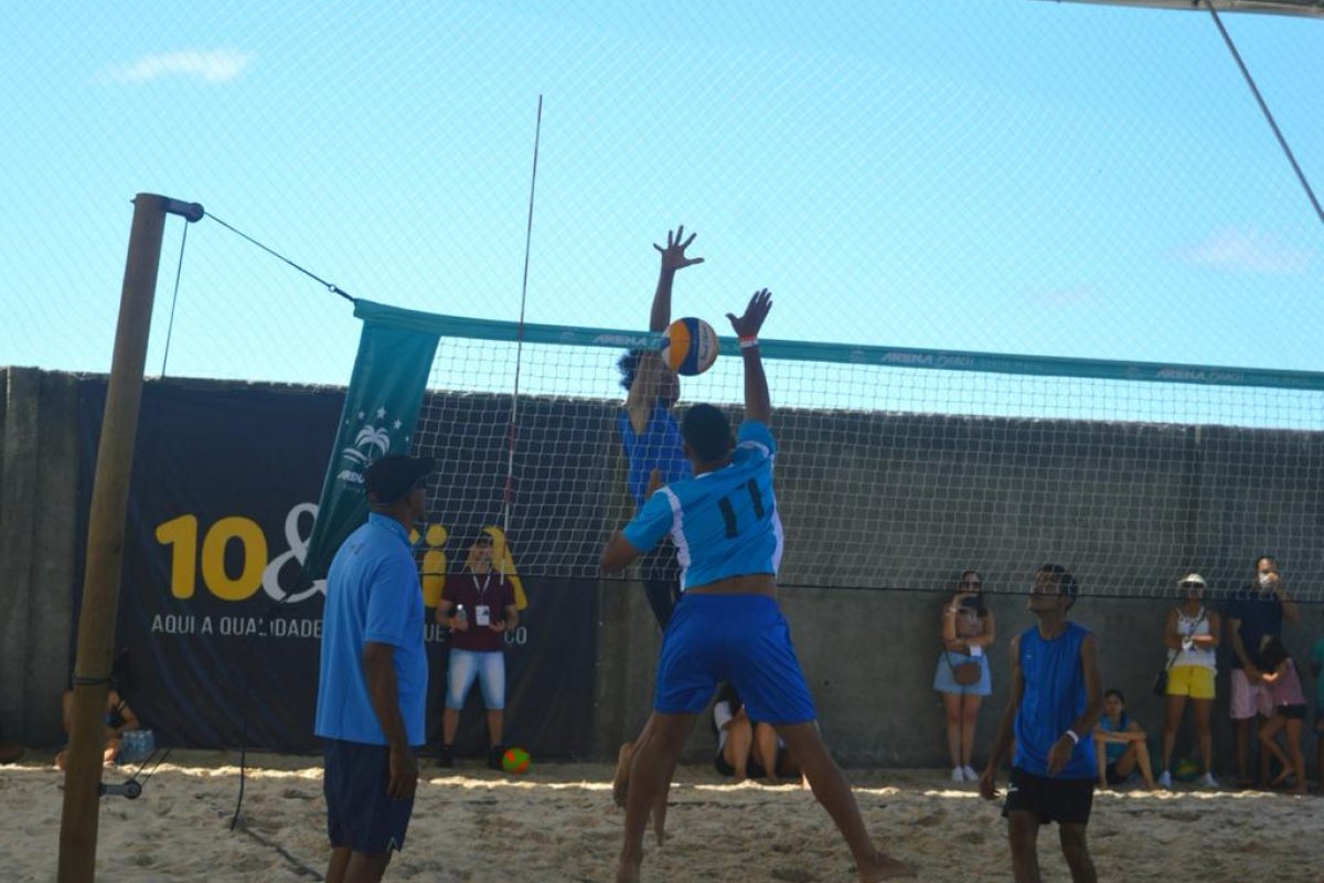 Competição de vôlei de praia acontece no bairro da Ribeira, em Salvador