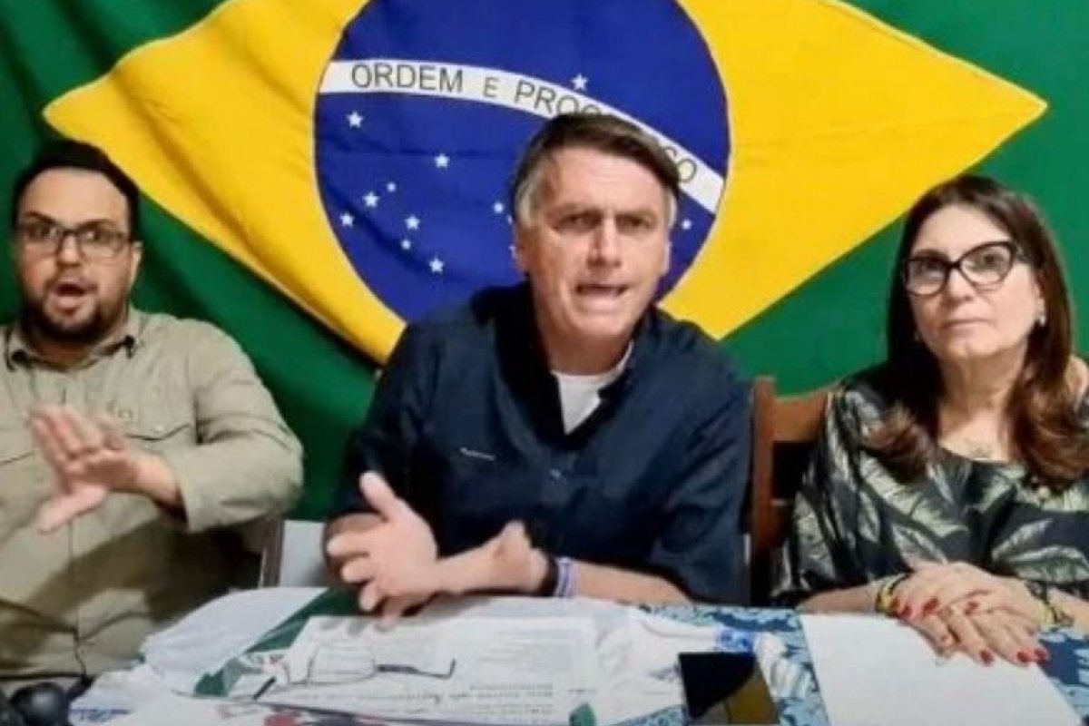 “Minha filha tem sangue cabra da peste”, diz Bolsonaro sobre Nordeste em live