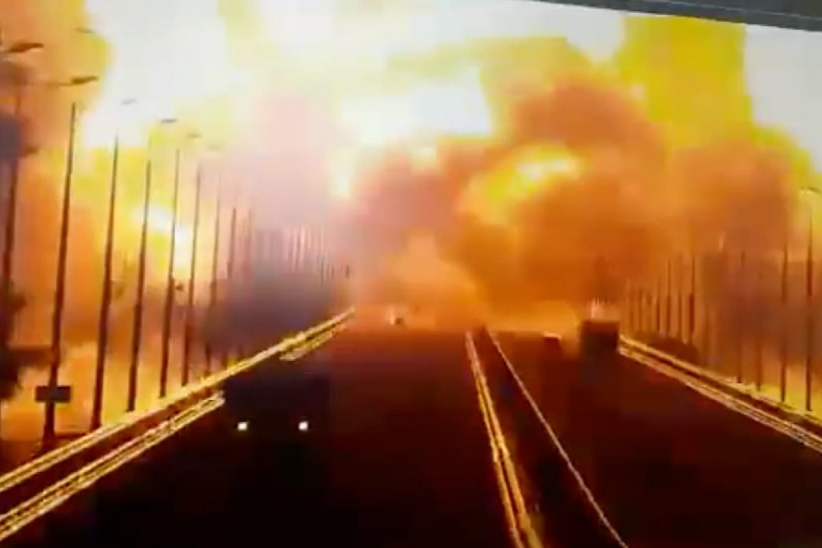 Vídeo: incêndio de grandes proporções atinge ponte que liga Rússia e Crimeia